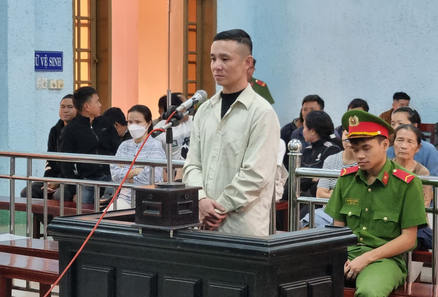 Bị cáo Đinh Tiến Bình bị Tòa án nhân dân tỉnh Gia Lai tuyên phạt 10 năm tù về tội “Vi phạm quy định về tham gia giao thông đường bộ”. Ảnh: Hoàng Lộc Bị cáo Đinh Tiến Bình bị Tòa án nhân dân tỉnh Gia Lai tuyên phạt 10 năm tù về tội “Vi phạm quy định về tham gia giao thông đường bộ”. Ảnh: Hoàng Lộc