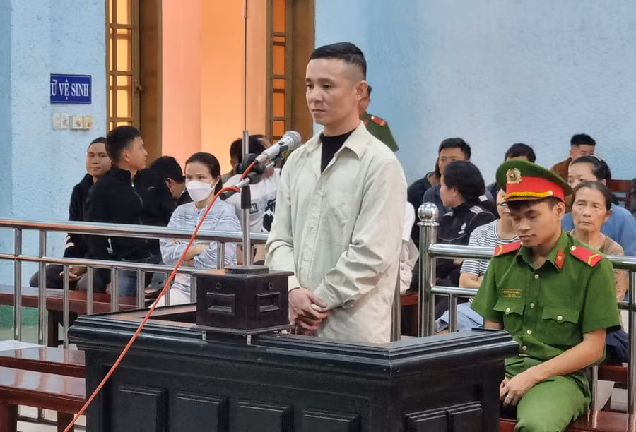 Bị cáo Đinh Tiến Bình bị Tòa án nhân dân tỉnh Gia Lai tuyên phạt 10 năm tù về tội “Vi phạm quy định về tham gia giao thông đường bộ”. Ảnh: Hoàng Lộc Bị cáo Đinh Tiến Bình bị Tòa án nhân dân tỉnh Gia Lai tuyên phạt 10 năm tù về tội “Vi phạm quy định về tham gia giao thông đường bộ”. Ảnh: Hoàng Lộc