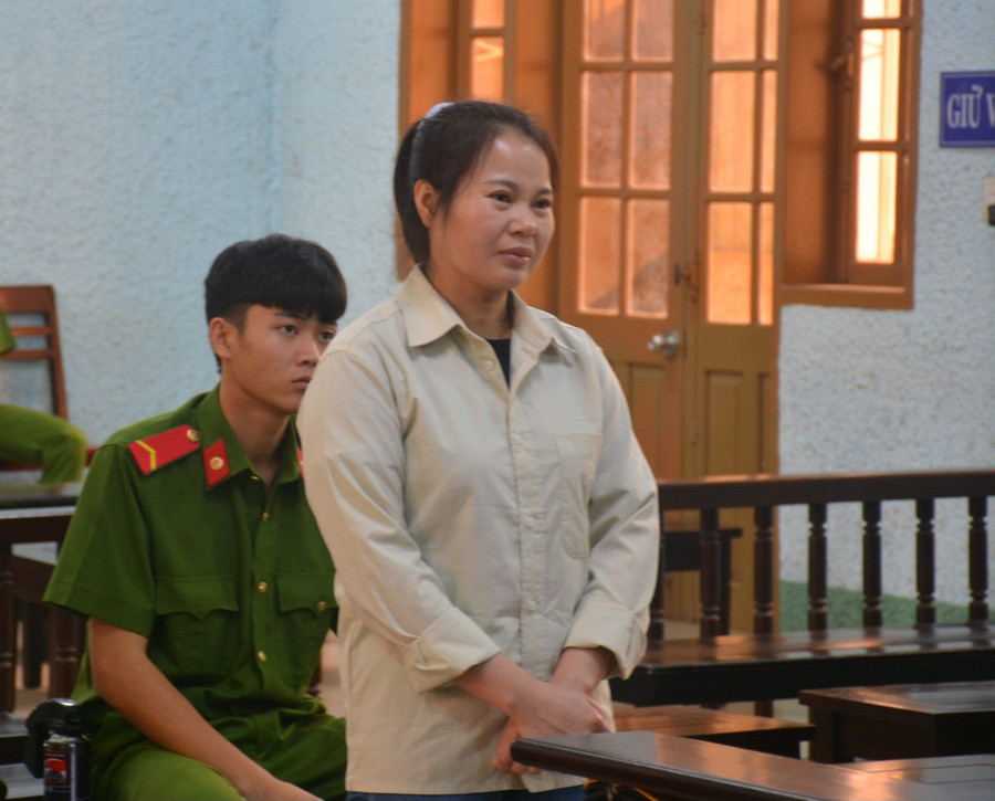 Bị cáo Phạm Thị Oanh bị đưa ra xét xử về tội "Lừa đảo chiếm đoạt tài sản". Ảnh: Hoàng Lộc Bị cáo Phạm Thị Oanh bị đưa ra xét xử về tội "Lừa đảo chiếm đoạt tài sản". Ảnh: Hoàng Lộc