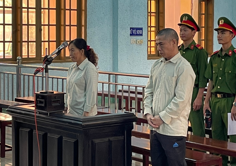 2 bị cáo từ trái qua gồm: Nguyễn Thị Kim Ngọc và Thạch Văn Binh bị đưa ra xét xử cùng về tội &quot;Lưu hành tiền giả&quot;. Ảnh: Hoàng Lộc