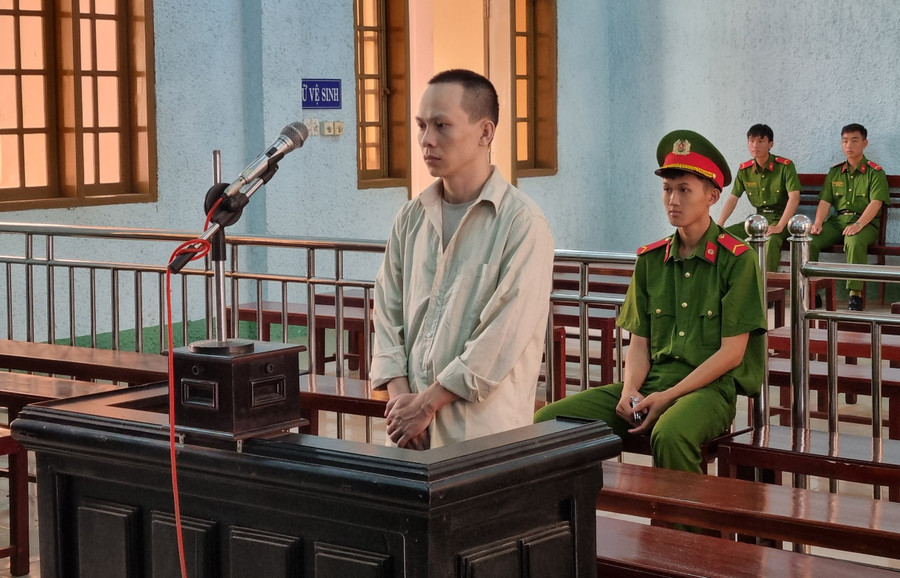 Bị cáo Nguyễn Hưng bị Tòa án nhân dân tỉnh Gia Lai tuyên phạt 13 năm tù về tội “Lừa đảo chiếm đoạt tài sản” và 3 năm tù về tội “Sử dụng tài liệu giả của cơ quan, tổ chức”. Ảnh: Hoàng Lộc Bị cáo Nguyễn Hưng bị Tòa án nhân dân tỉnh Gia Lai tuyên phạt 13 năm tù về tội “Lừa đảo chiếm đoạt tài sản” và 3 năm tù về tội “Sử dụng tài liệu giả của cơ quan, tổ chức”. Ảnh: Hoàng Lộc