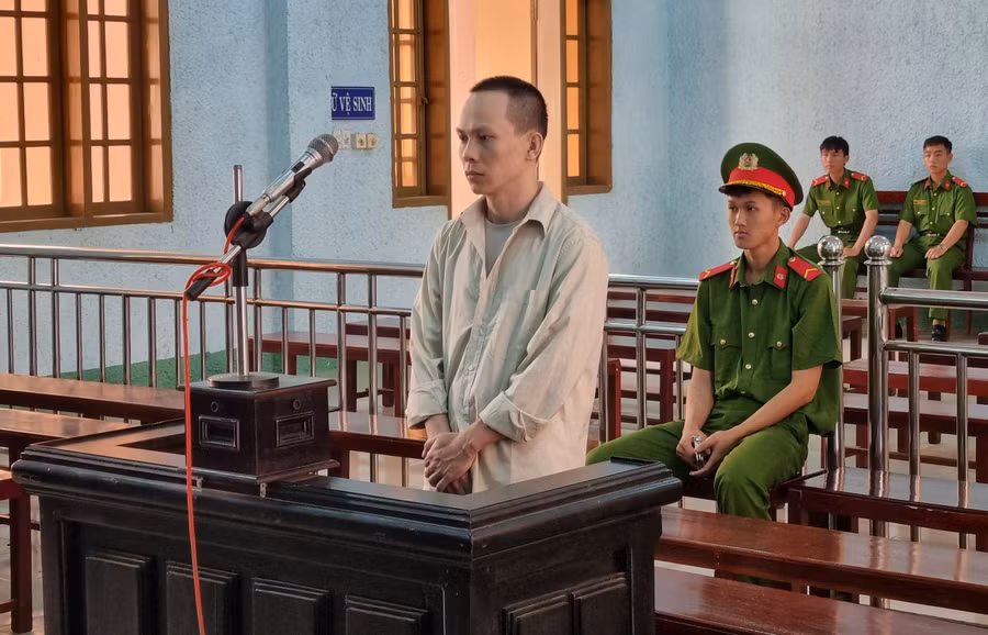 Bị cáo Nguyễn Hưng bị Tòa án nhân dân tỉnh Gia Lai tuyên phạt 13 năm tù về tội “Lừa đảo chiếm đoạt tài sản” và 3 năm tù về tội “Sử dụng tài liệu giả của cơ quan, tổ chức”. Ảnh: Hoàng Lộc