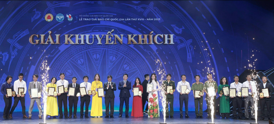 Phóng viên Lê Anh (thứ 3 từ trái sang) thay mặt nhóm tác giả của Báo Gia Lai lên nhận giải khuyến khích Giải Báo chí quốc gia lần thứ XVIII năm 2023. Ảnh: CTV