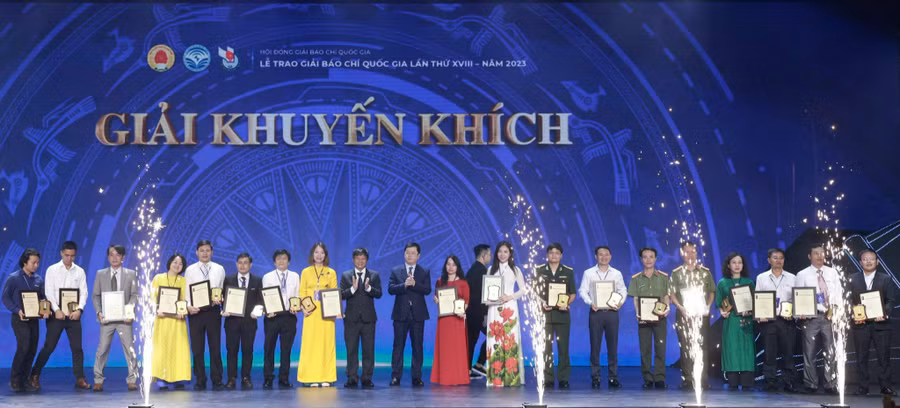 Phóng viên Lê Anh (thứ 3 từ trái sang) thay mặt nhóm tác giả của Báo Gia Lai lên nhận giải khuyến khích Giải Báo chí quốc gia lần thứ XVIII năm 2023. Ảnh: CTV