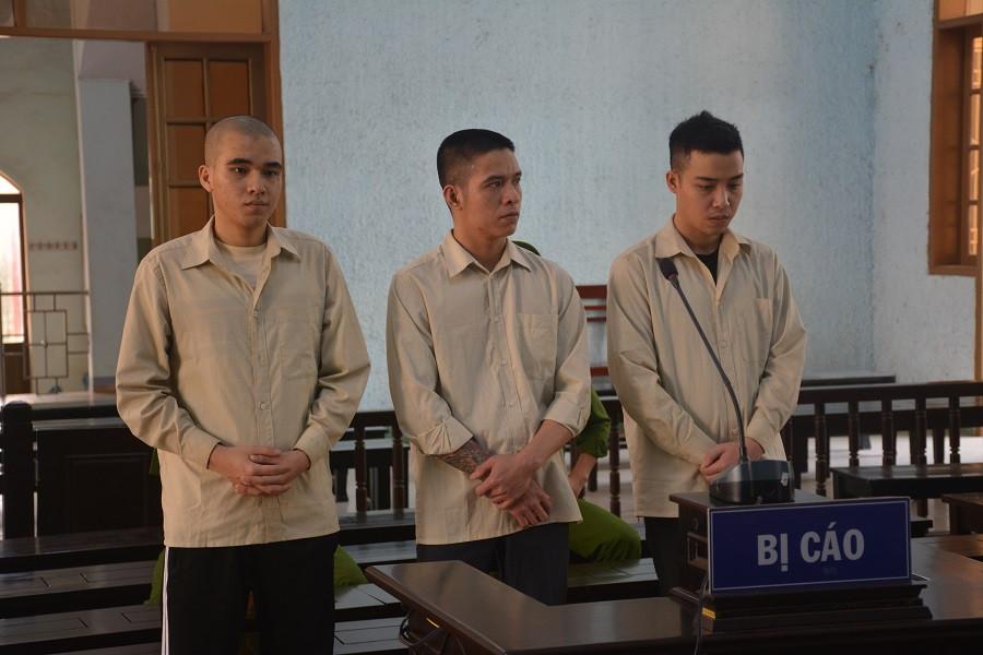 Các bị cáo từ trái qua: Nguyễn Xuân Huy, Đỗ Quốc Huy, Trần Trung Hiếu tại phiên tòa. Ảnh: H.L Các bị cáo từ trái qua: Nguyễn Xuân Huy, Đỗ Quốc Huy, Trần Trung Hiếu tại phiên tòa. Ảnh: H.L