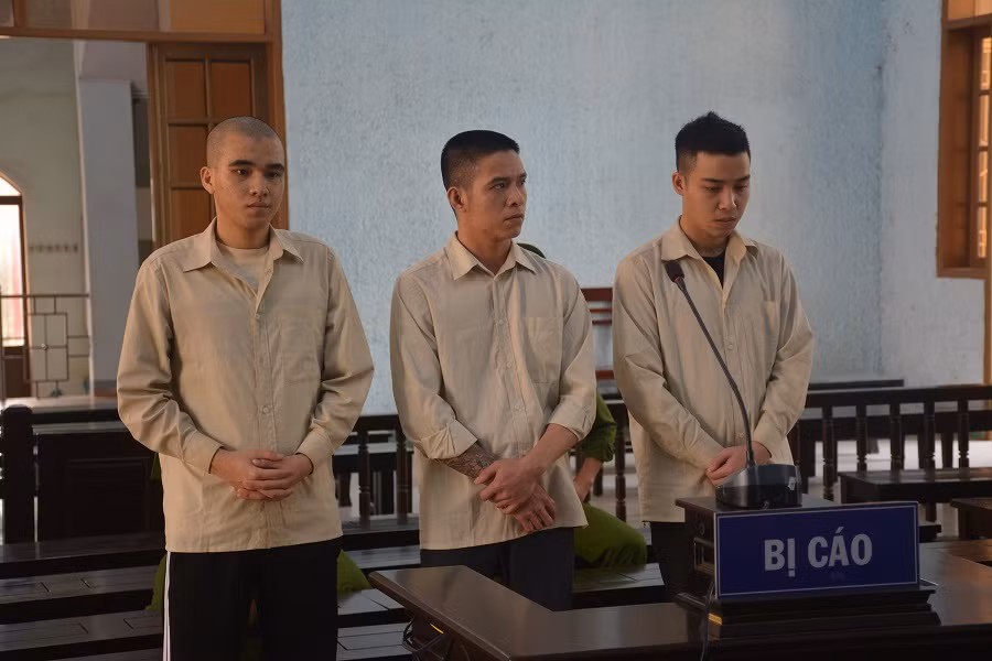 Các bị cáo từ trái qua: Nguyễn Xuân Huy, Đỗ Quốc Huy, Trần Trung Hiếu tại phiên tòa. Ảnh: H.L
