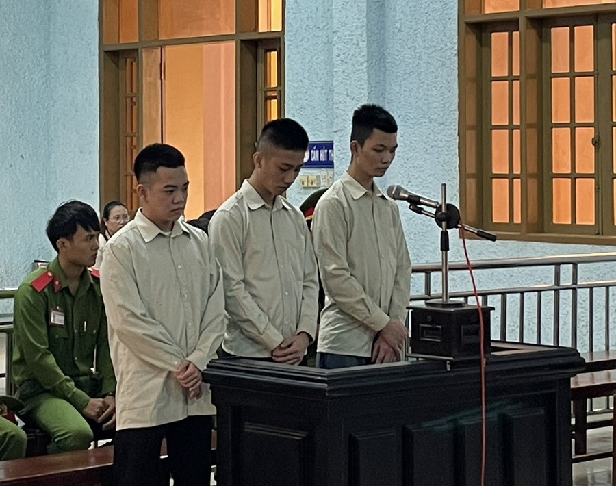 Các bị cáo từ trái qua gồm: Trần Như Phong, Ngô Anh Vũ và Trương Văn Trung bị đưa ra xét xử về tội "Giết người". Ảnh: Hoàng Lộc Các bị cáo từ trái qua gồm: Trần Như Phong, Ngô Anh Vũ và Trương Văn Trung bị đưa ra xét xử về tội "Giết người". Ảnh: Hoàng Lộc