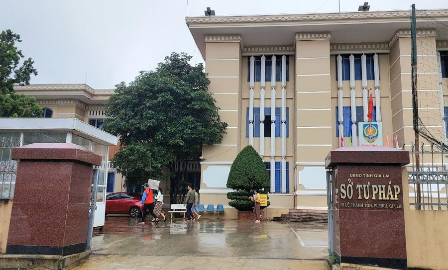 Công an tỉnh Gia Lai bắt tạm giam một cán bộ Sở Tư pháp. Ảnh: Hoàng Lộc Công an tỉnh Gia Lai bắt tạm giam một cán bộ Sở Tư pháp. Ảnh: Hoàng Lộc