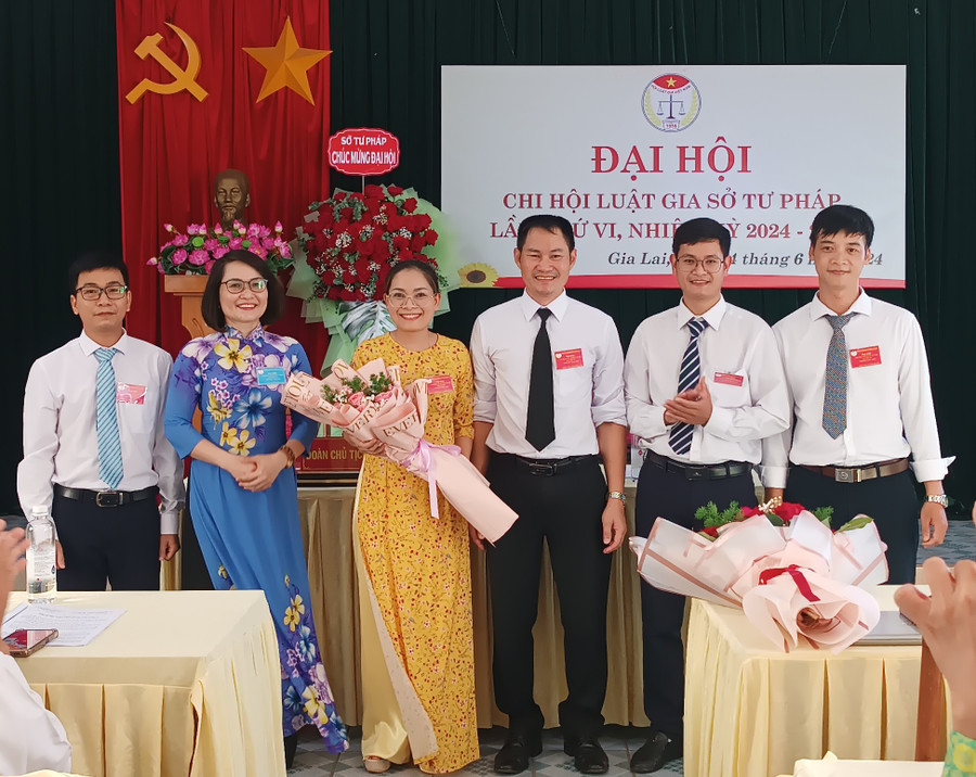 Ban Chấp hành Chi hội Luật gia Sở Tư pháp tỉnh Gia Lai khoá VI, nhiệm kỳ 2024-2029 ra mắt Đại hội. Ảnh: Hoàng Lộc Ban Chấp hành Chi hội Luật gia Sở Tư pháp tỉnh Gia Lai khoá VI, nhiệm kỳ 2024-2029 ra mắt Đại hội. Ảnh: Hoàng Lộc