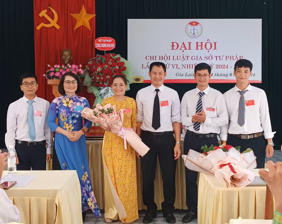 Ban Chấp hành Chi hội Luật gia Sở Tư pháp tỉnh Gia Lai khoá VI, nhiệm kỳ 2024-2029 ra mắt Đại hội. Ảnh: Hoàng Lộc