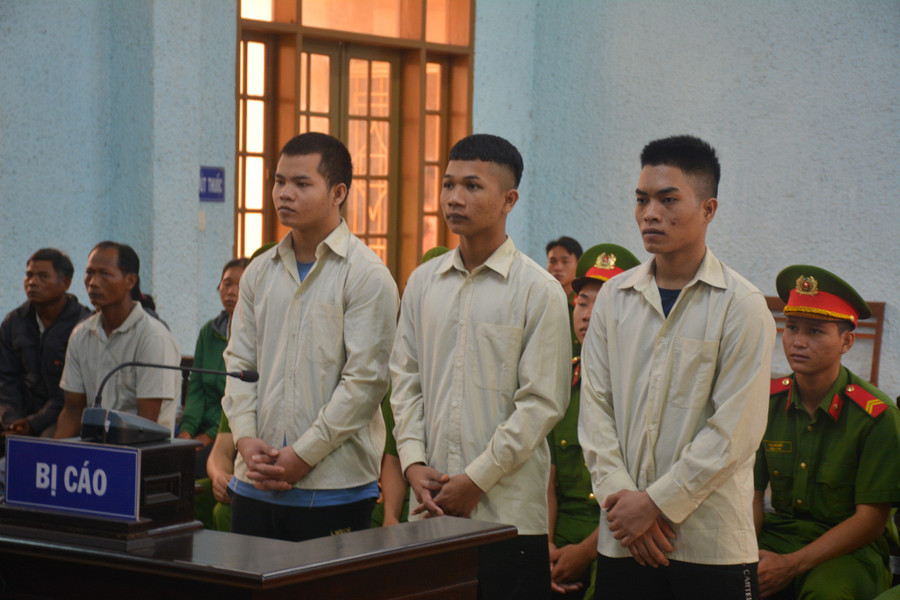 3 bị cáo từ phải qua gồm: Nay Jao, Nay Đinh và Rơ Ô Ngáo bị đưa ra xét xử về tội "Hiếp dâm người dưới 16 tuổi". Ảnh: Hoàng Lộc 3 bị cáo từ phải qua gồm: Nay Jao, Nay Đinh và Rơ Ô Ngáo bị đưa ra xét xử về tội "Hiếp dâm người dưới 16 tuổi". Ảnh: Hoàng Lộc