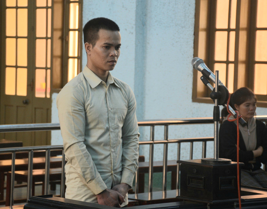 Bị cáo Rơ Châm Một bị đưa ra xét xử về tội "Hiếp dâm người dưới 16 tuổi". Ảnh: Hoàng Lộc Bị cáo Rơ Châm Một bị đưa ra xét xử về tội "Hiếp dâm người dưới 16 tuổi". Ảnh: Hoàng Lộc