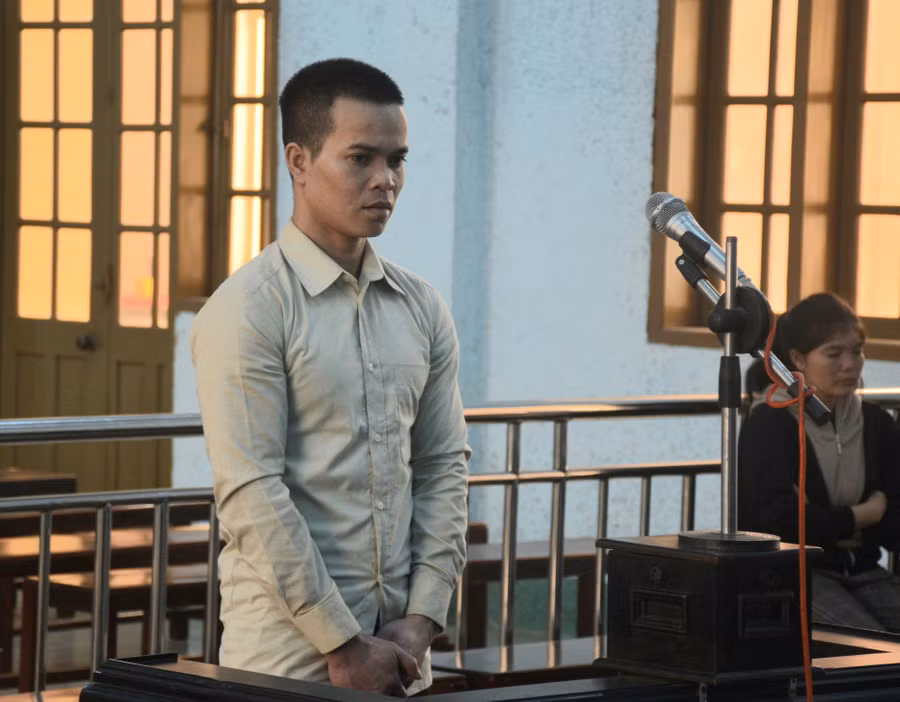 Bị cáo Rơ Châm Một bị đưa ra xét xử về tội "Hiếp dâm người dưới 16 tuổi". Ảnh: Hoàng Lộc