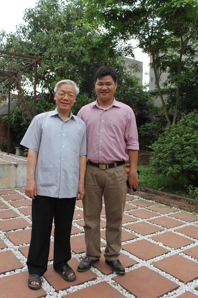 Tổng Bí thư Nguyễn Phú Trọng và nhà báo Nguyễn Hồng Hải tại nhà riêng của Tổng Bí thư ở làng Lại Đà, xã Đông Hội, Đông Anh, Hà Nội tháng 4/2013. (Ảnh trong bài do nhà báo Nguyễn Hồng Hải cung cấp) Tổng Bí thư Nguyễn Phú Trọng và nhà báo Nguyễn Hồng Hải tại nhà riêng của Tổng Bí thư ở làng Lại Đà, xã Đông Hội, Đông Anh, Hà Nội tháng 4/2013. (Ảnh trong bài do nhà báo Nguyễn Hồng Hải cung cấp)