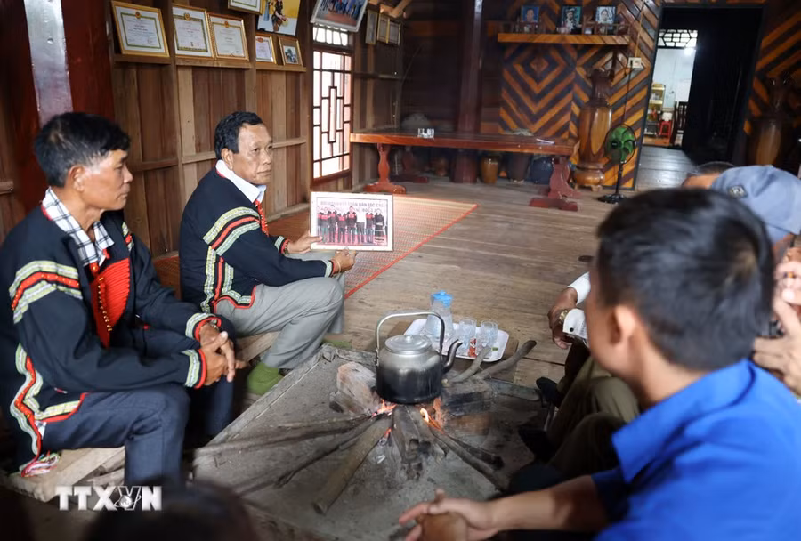 Già làng Y Dhun Hmok, buôn Dur 1, xã Dur Kmăl, huyện Krông Ana, tỉnh Đắk Lắk kể lại kỷ niệm đón Tổng Bí thư, Chủ tịch nước Nguyễn Phú Trọng về dự Ngày hội Đại đoàn kết dân tộc năm 2018. (Ảnh: Hoài Thu/TTXVN)