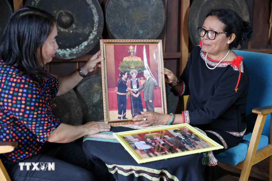 Bà H&apos;Yam Bkrông, Chủ tịch Hội đồng Quản trị kiêm Giám đốc Hợp tác xã Dệt thổ cẩm Tơng Bông, xã Ea Kao, thành phố Buôn Ma Thuột, tỉnh Đắk Lắk chia sẻ kỷ niệm về 2 lần được gặp Tổng Bí thư Nguyễn Phú Trọng. (Ảnh: Hoài Thu/TTXVN)