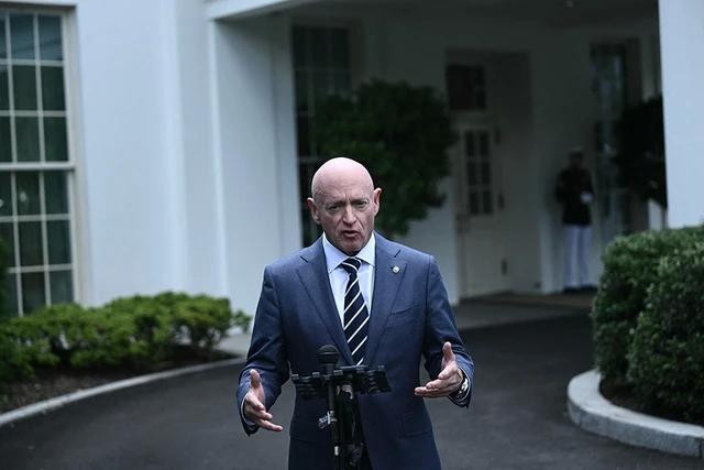 Ông Mark Kelly phát biểu với báo giới khi đến Nhà Trắng hôm 4.5