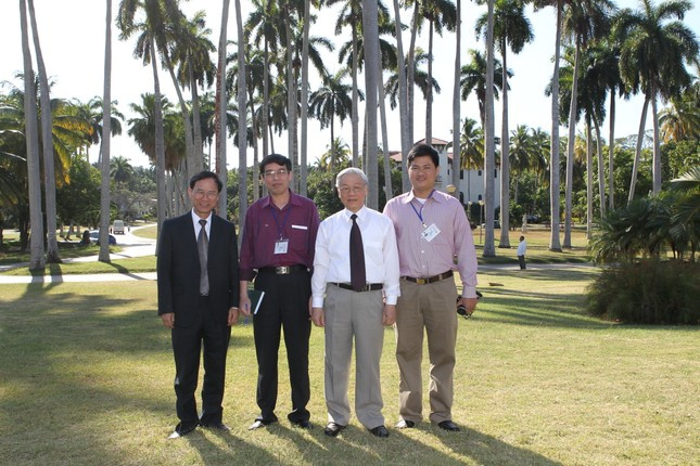Tổng Bí thư Nguyễn Phú Trọng và một số phóng viên tháp tùng trong chuyến thăm Cuba năm 2012. Ảnh: Trí Dũng Tổng Bí thư Nguyễn Phú Trọng và một số phóng viên tháp tùng trong chuyến thăm Cuba năm 2012. Ảnh: Trí Dũng