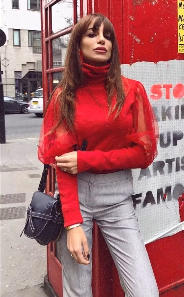 Tông lạnh của màu xám làm màu đỏ bật ra, tăng thêm vẻ ấn tượng.