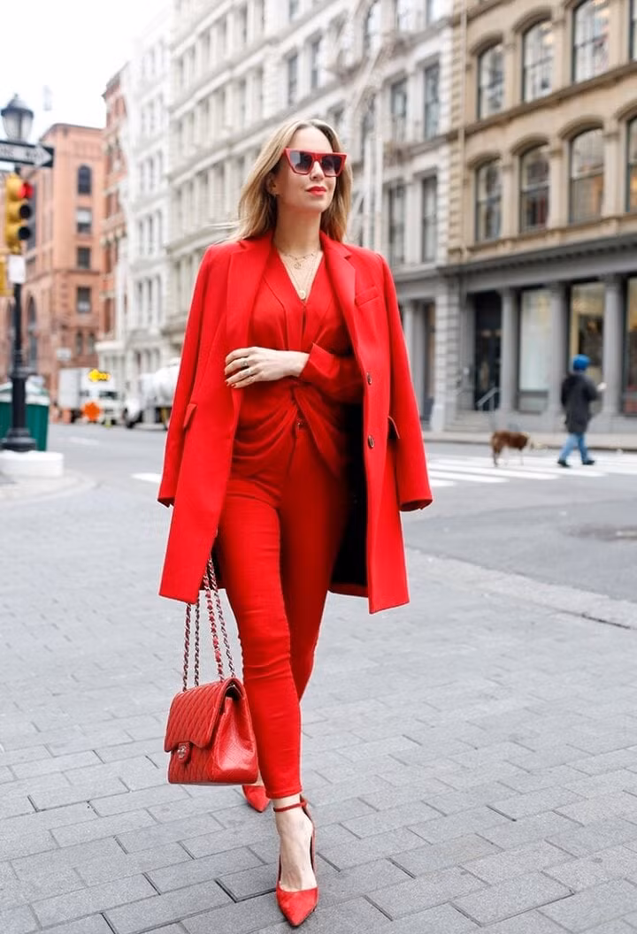 Kết hợp trang phục toàn màu đỏ là một thử nghiệm hoàn toàn mới lạ.