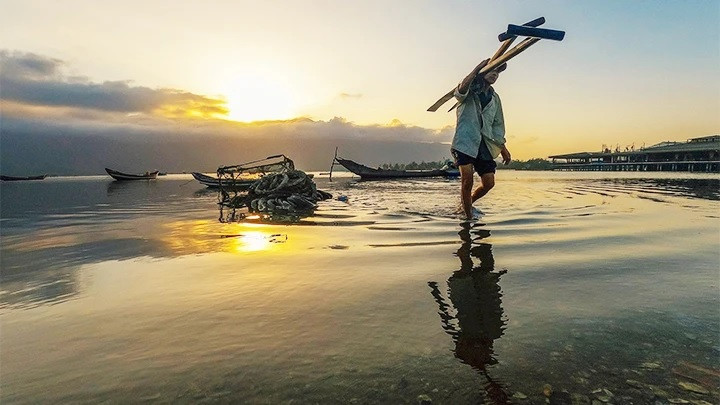 Hoàng hôn vịnh Lăng Cô. Ảnh: TUỆ TÂM Hoàng hôn vịnh Lăng Cô. Ảnh: TUỆ TÂM