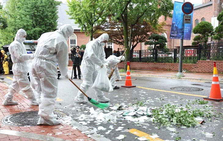 Lực lượng chức năng Hàn Quốc dọn dẹp những thứ bên trong quả bóng bay chứa rác từ Triều Tiên sau khi nó rơi xuống con phố ở Seoul ngày 24-7. Ảnh: AFP Lực lượng chức năng Hàn Quốc dọn dẹp những thứ bên trong quả bóng bay chứa rác từ Triều Tiên sau khi nó rơi xuống con phố ở Seoul ngày 24-7. Ảnh: AFP