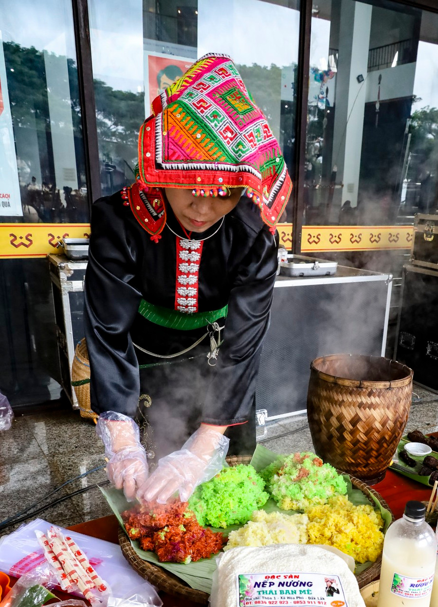 Chị Lù Thị Hạnh gói xôi nếp ngũ sắc cho khách. Ảnh: V.T.T