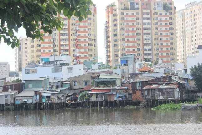 TPHCM đặt ra mục tiêu di dời 6.500 căn nhà trên và ven kênh rạch nhưng đang bị chậm.