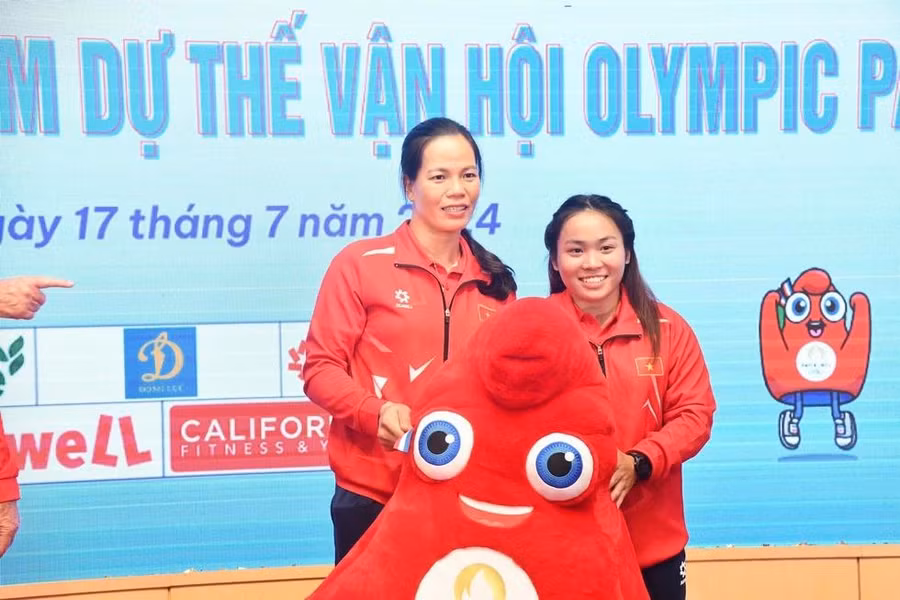 VĐV Phạm Thị Huệ của môn đua thuyền rowing và Nguyễn Thị Hương (phải) của môn đua thuyền canoeing