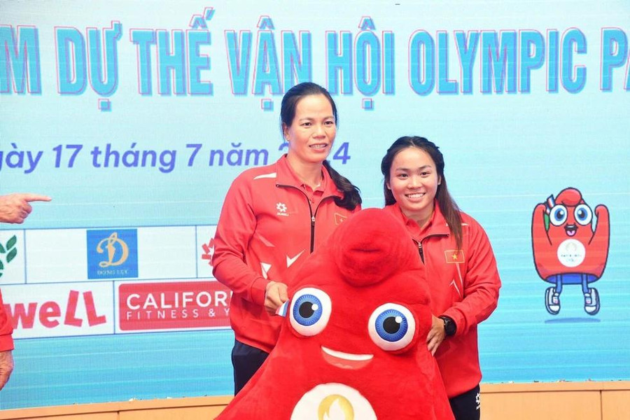 VĐV Phạm Thị Huệ của môn đua thuyền rowing và Nguyễn Thị Hương (phải) của môn đua thuyền canoeing