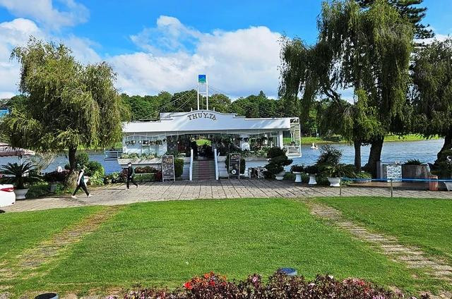 Mặt trước nhà hàng Thủy Tạ