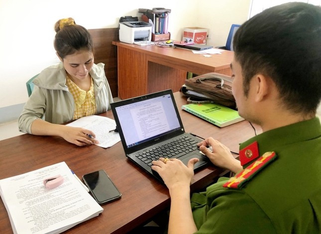 Công an làm việc với đối tượng cầm đầu đường dây Nguyễn Thị Oanh. Công an làm việc với đối tượng cầm đầu đường dây Nguyễn Thị Oanh.