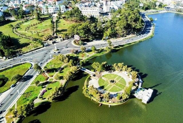 Nhà hàng Thủy Tạ trên thắng cảnh hồ Xuân Hương