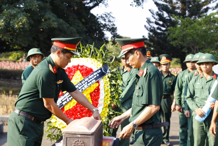 Công tác đưa hài cốt liệt sĩ về an nghỉ tại Nghĩa trang Liệt sĩ tỉnh được Quân đoàn 3 triển khai trong nhiều năm qua. Ảnh: ĐVCC