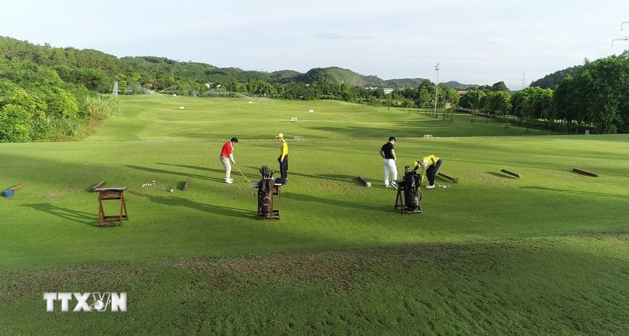 Du khách chơi golf kết hợp tham quan trải nghiệm tại sân golf Tràng An, huyện Nho Quan, tỉnh Ninh Bình. (Ảnh: Thùy Dung/TTXVN) Du khách chơi golf kết hợp tham quan trải nghiệm tại sân golf Tràng An, huyện Nho Quan, tỉnh Ninh Bình. (Ảnh: Thùy Dung/TTXVN)