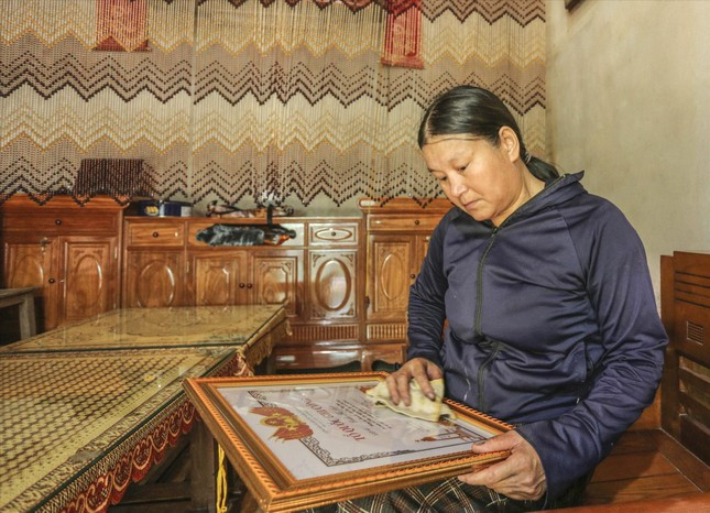 Bà Trần Thị Hà - mẹ liệt sĩ Trần Bá Diệu nâng niu tấm bằng Tổ quốc ghi công của con. Bà Trần Thị Hà - mẹ liệt sĩ Trần Bá Diệu nâng niu tấm bằng Tổ quốc ghi công của con.