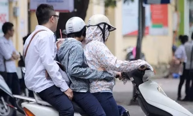 Quy định về các trường hợp được chở 3 trên xe máy từ 1-1-2025. Ảnh minh họa/Nguồn luatvietnam.vn