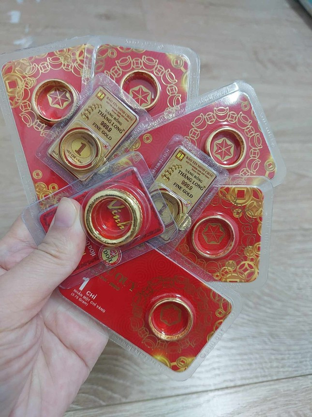 Giá vàng nhẫn tròn trơn 75,5 - 77 triệu đồng/lượng mua vào - bán ra. Giá vàng nhẫn tròn trơn 75,5 - 77 triệu đồng/lượng mua vào - bán ra.