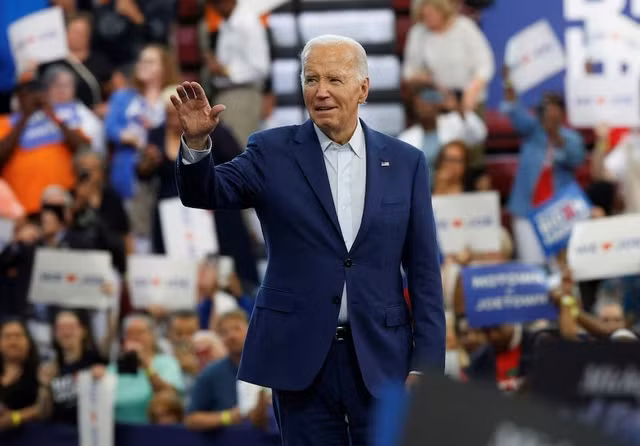 Tổng thống Mỹ Joe Biden vẫy chào người ủng hộ trong một sự kiện tại TP Detroit, bang Michigan hôm 12-7 - Ảnh: REUTERS