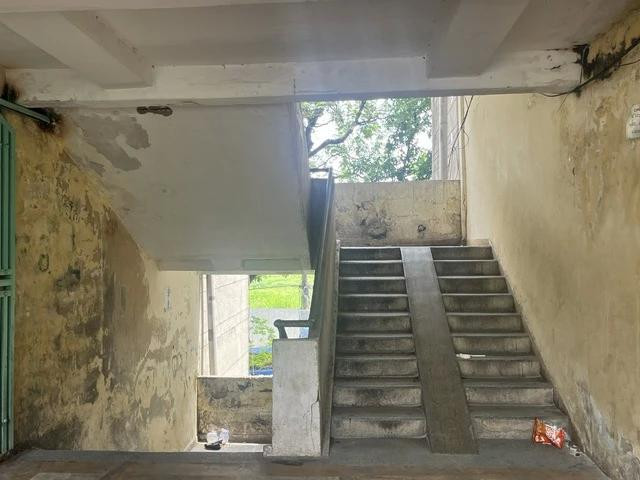 Những bậc thang cư xá Thanh Đa đã hao mòn theo thời gian