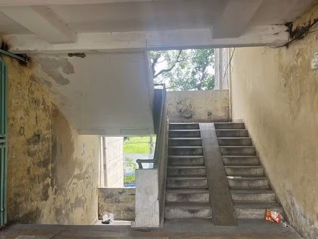 Những bậc thang cư xá Thanh Đa đã hao mòn theo thời gian