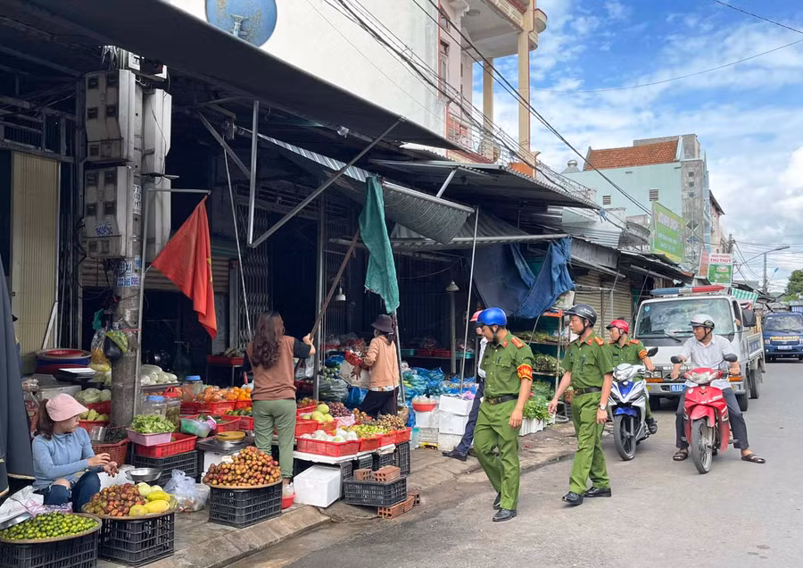 Cán bộ Công an phường Đoàn Kết ra quân lập lại trật tự đô thị tại khu vực chợ trung tâm thị xã Ayun Pa. Ảnh: V.C