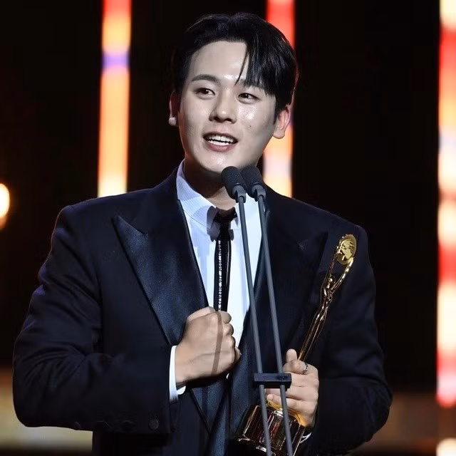 Một lần nữa siêu phẩm Moving được vinh danh với chiến thắng của Lee Jung Ha trong hạng mục Nam diễn viên mới xuất sắc.