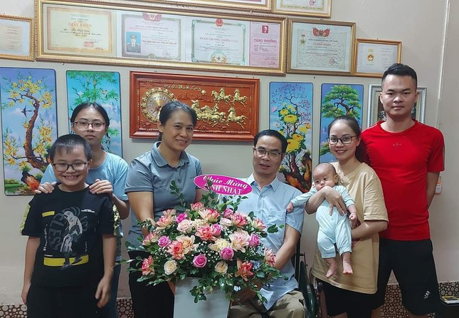 Thương binh Vũ Đình Tiến (thứ 4 trái sang) bên gia đình. Thương binh Vũ Đình Tiến (thứ 4 trái sang) bên gia đình.