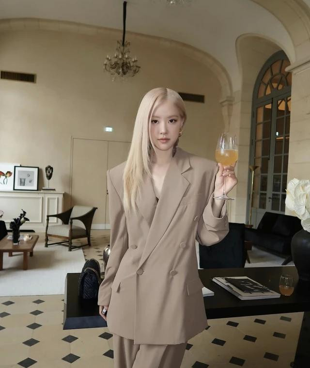 Fan mong chờ những sản phẩm âm nhạc mới của Rosé Fan mong chờ những sản phẩm âm nhạc mới của Rosé