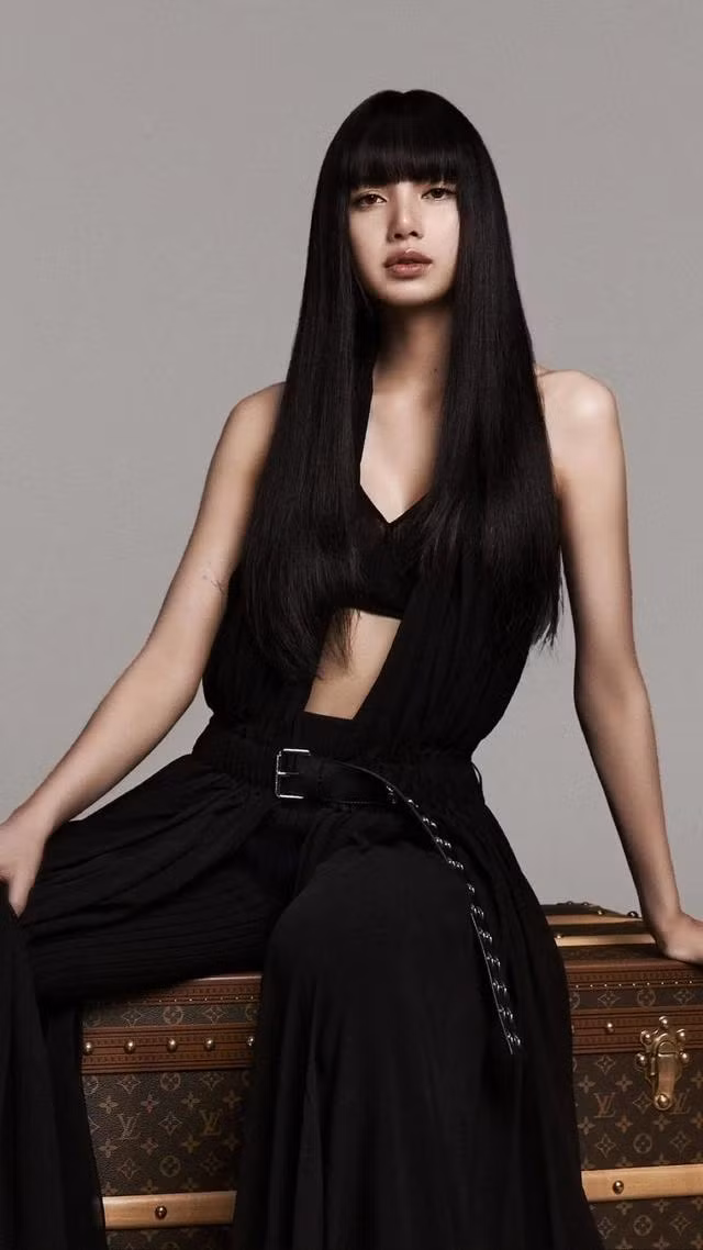 Lisa đạt thành công ở mảng âm nhạc và thời trang