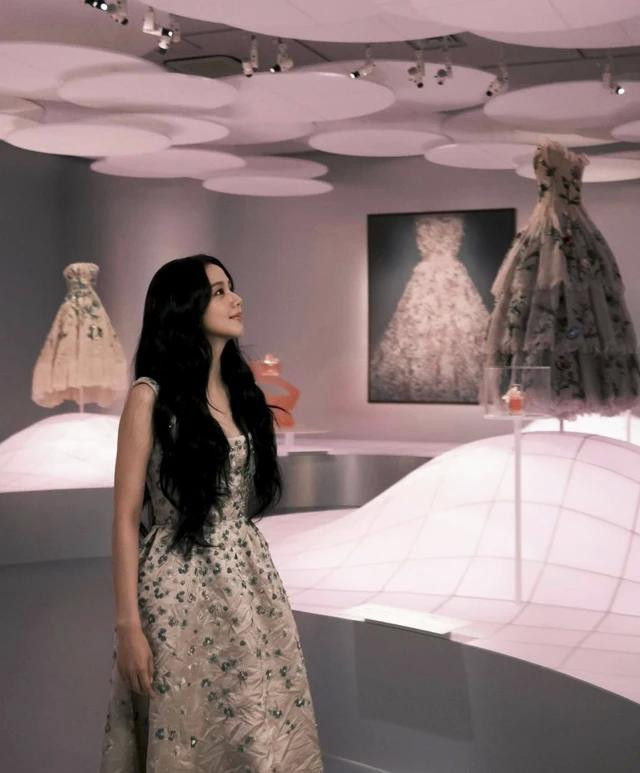 Jisoo rạng rỡ trong một sự kiện của Dior Jisoo rạng rỡ trong một sự kiện của Dior