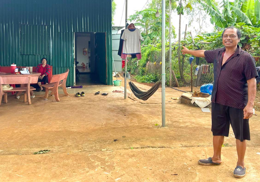 Vợ chồng ông Puih Míp (làng Pleiku Roh, phường Yên Đỗ, TP. Pleiku) dựng căn nhà tạm để sinh sống từ nhiều năm nay tại vị trí được cấp đất ở thôn 1, xã Diên Phú. Ảnh: M.P Vợ chồng ông Puih Míp (làng Pleiku Roh, phường Yên Đỗ, TP. Pleiku) dựng căn nhà tạm để sinh sống từ nhiều năm nay tại vị trí được cấp đất ở thôn 1, xã Diên Phú. Ảnh: M.P