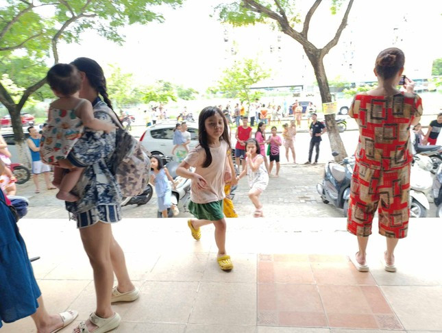 Người dân sống tại chung cư ở Đà Nẵng ra khỏi nhà sau khi cảm nhận rung chấn do động đất gây ra. Ảnh: Facebook. Người dân sống tại chung cư ở Đà Nẵng ra khỏi nhà sau khi cảm nhận rung chấn do động đất gây ra. Ảnh: Facebook.