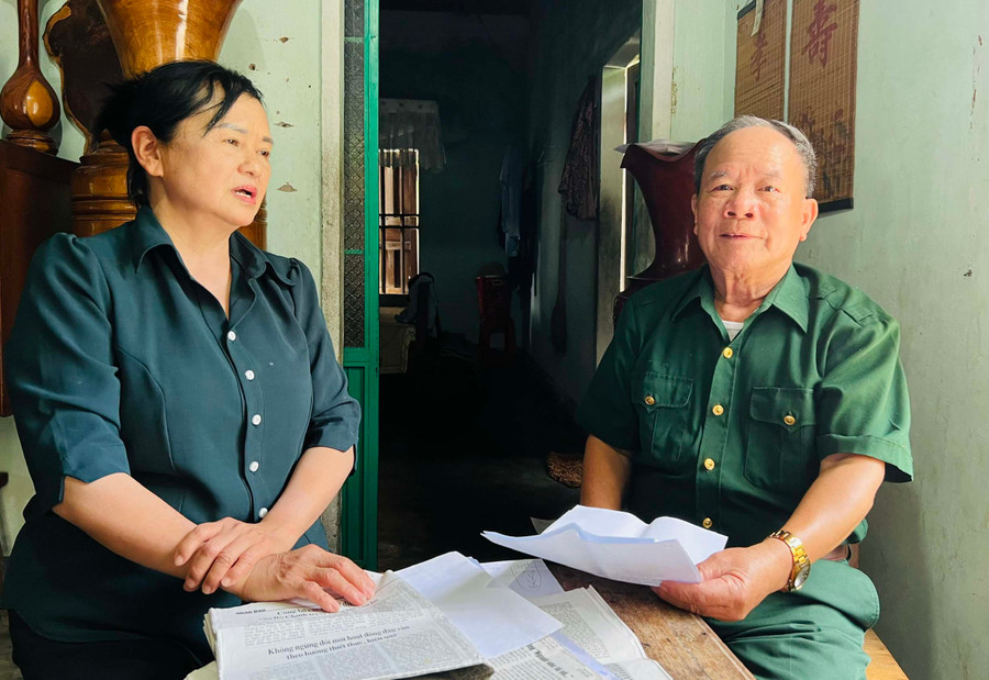 Cựu chiến binh Phan Ngọc Huân (bìa phải, thôn Huy Hoàng, xã Ia Rsươm, huyện Krông Pa) kể lại hành trình đi tìm đồng đội tại Campuchia. Ảnh: P.L Cựu chiến binh Phan Ngọc Huân (bìa phải, thôn Huy Hoàng, xã Ia Rsươm, huyện Krông Pa) kể lại hành trình đi tìm đồng đội tại Campuchia. Ảnh: P.L